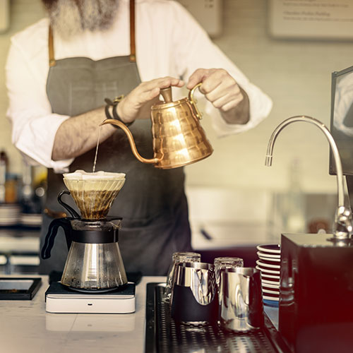 Camarero haciendo café